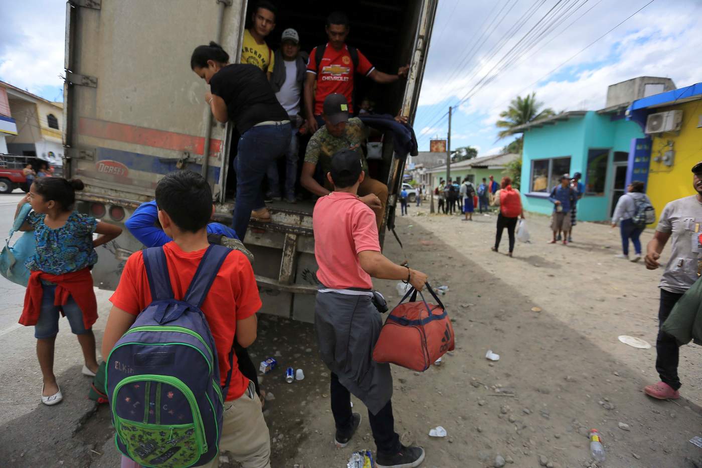 Caravana de hondureños avanza dispersa hacia Guatemala. Noticias en tiempo real