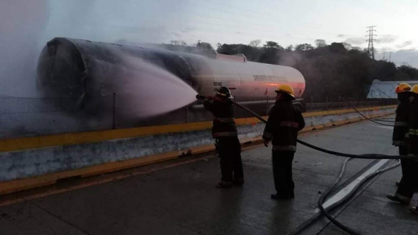 Controlan incendio de pipa en autopista del Sol México-Acapulco. Noticias en tiempo real