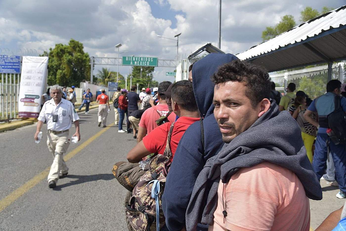 Migrantes alistan solicitudes de asilo en la frontera con México. Noticias en tiempo real