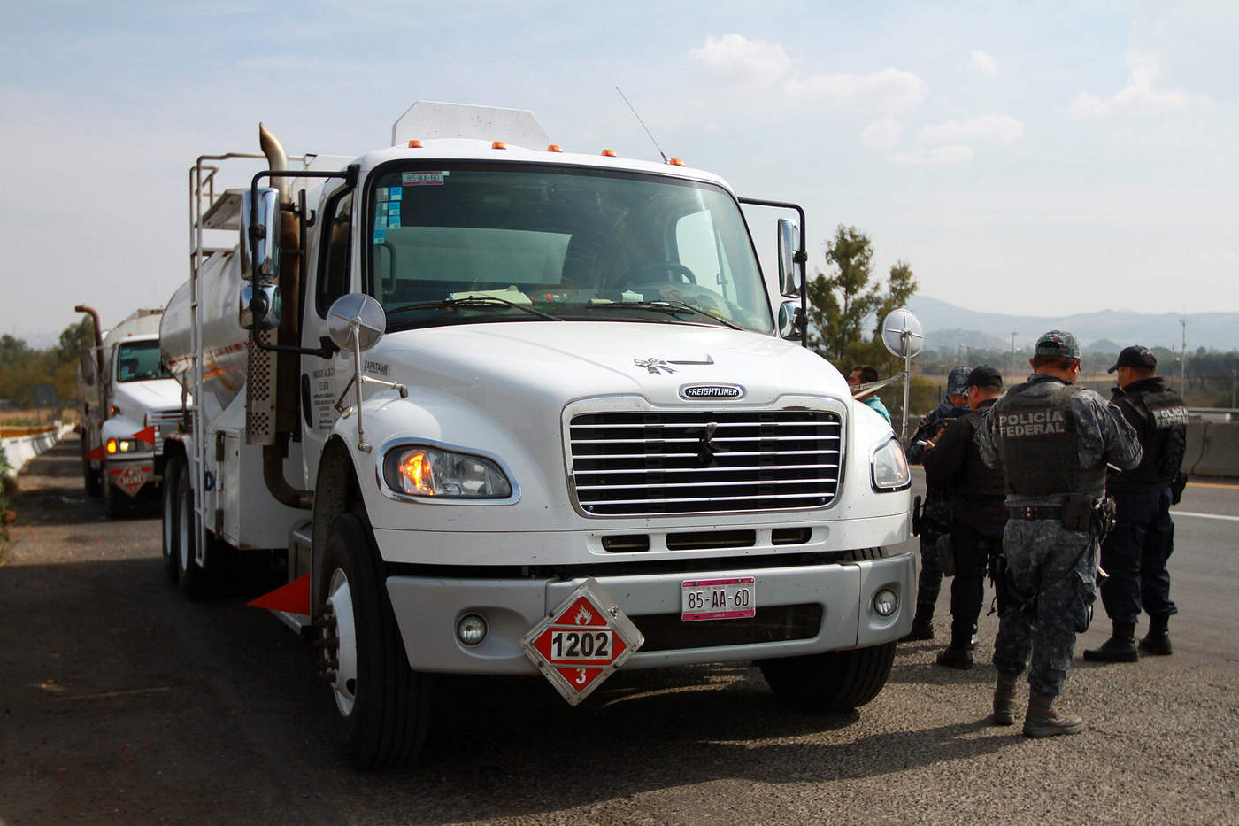 Despliegan más de mil policías para cuidar ductos y pipas en Michoacán. Noticias en tiempo real