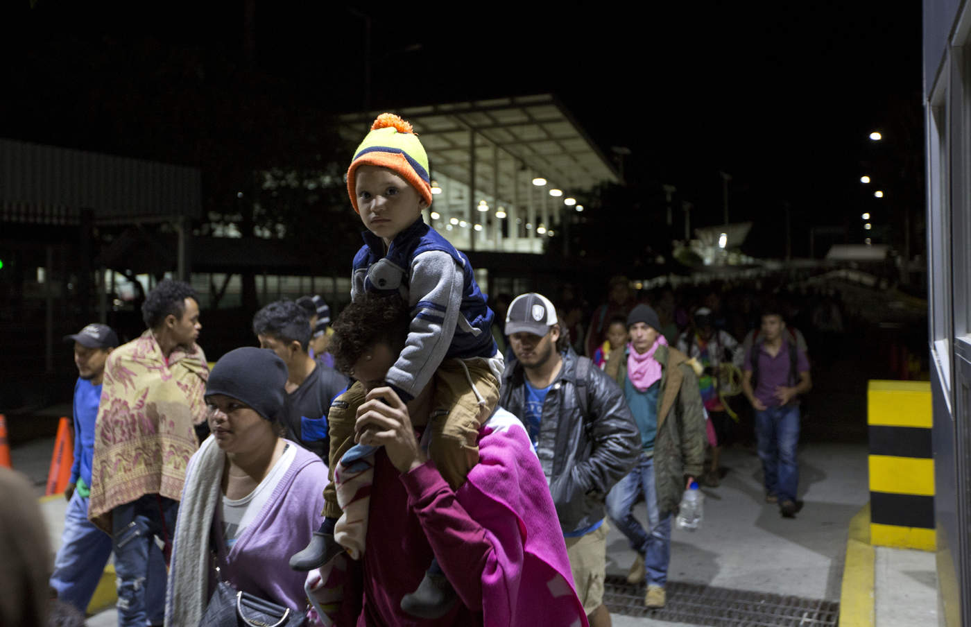 Migrantes rompen cadenas e ingresan a México. Noticias en tiempo real