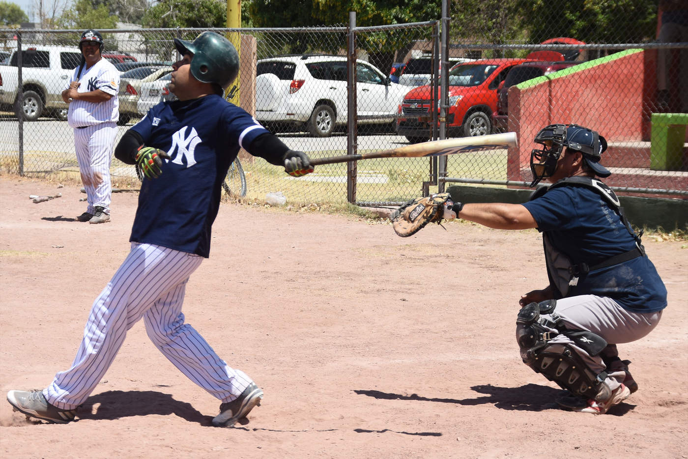 Vuela la pelota en softbol magisterial. Noticias en tiempo real