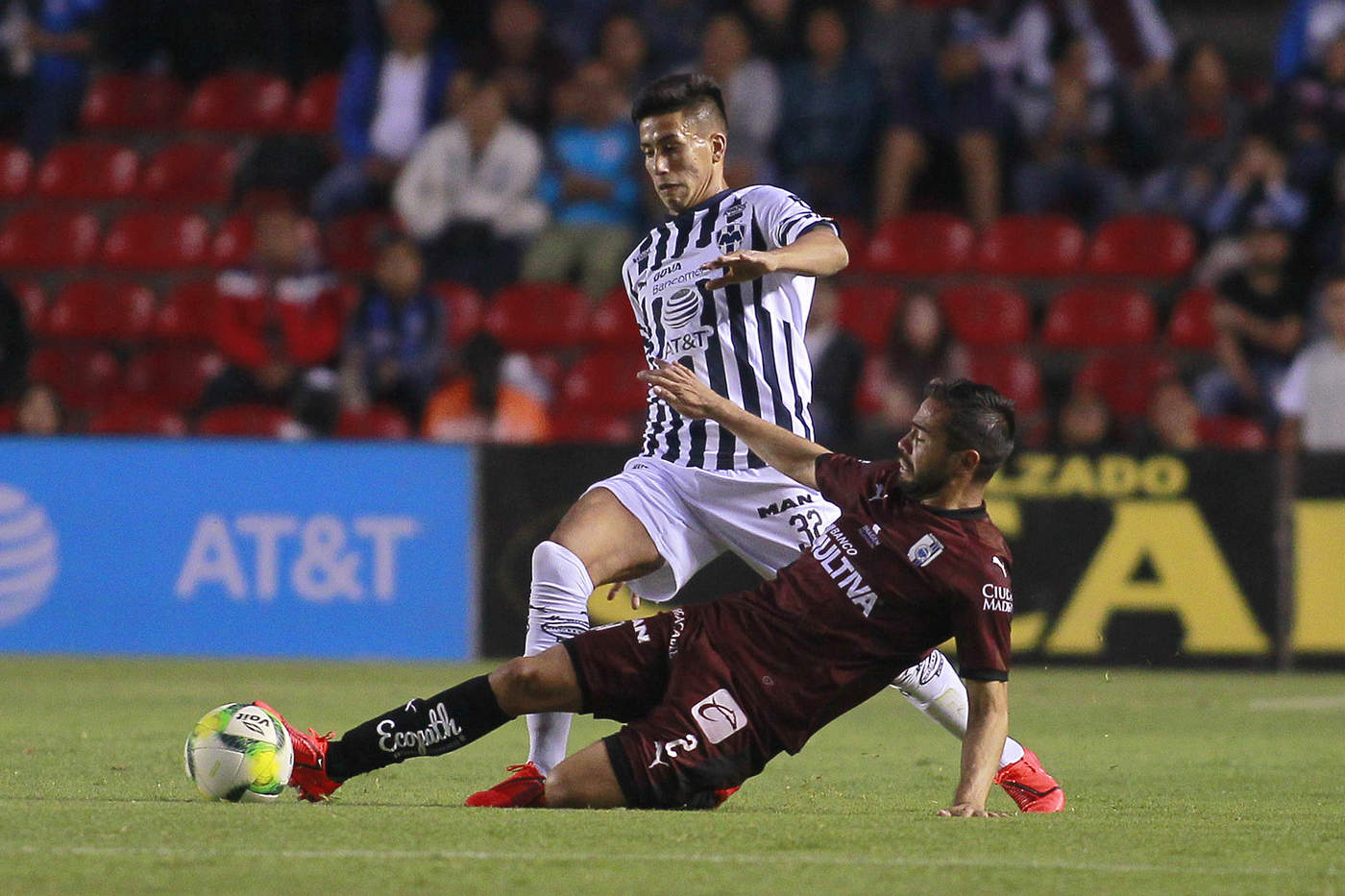 Con 10 jugadores, Monterrey vence a Querétaro por la mínima. Noticias en tiempo real