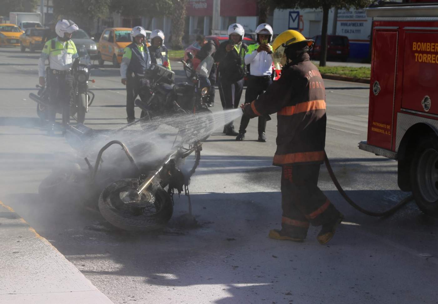 Fuego consume motocicleta del área de Vialidad de la DSPM. Noticias en tiempo real