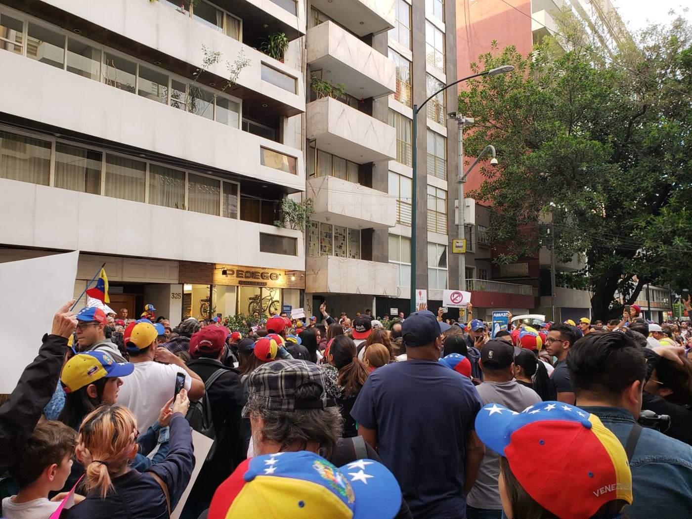 Venezolanos en CDMX respaldan a Guaidó frente a embajada. Noticias en tiempo real