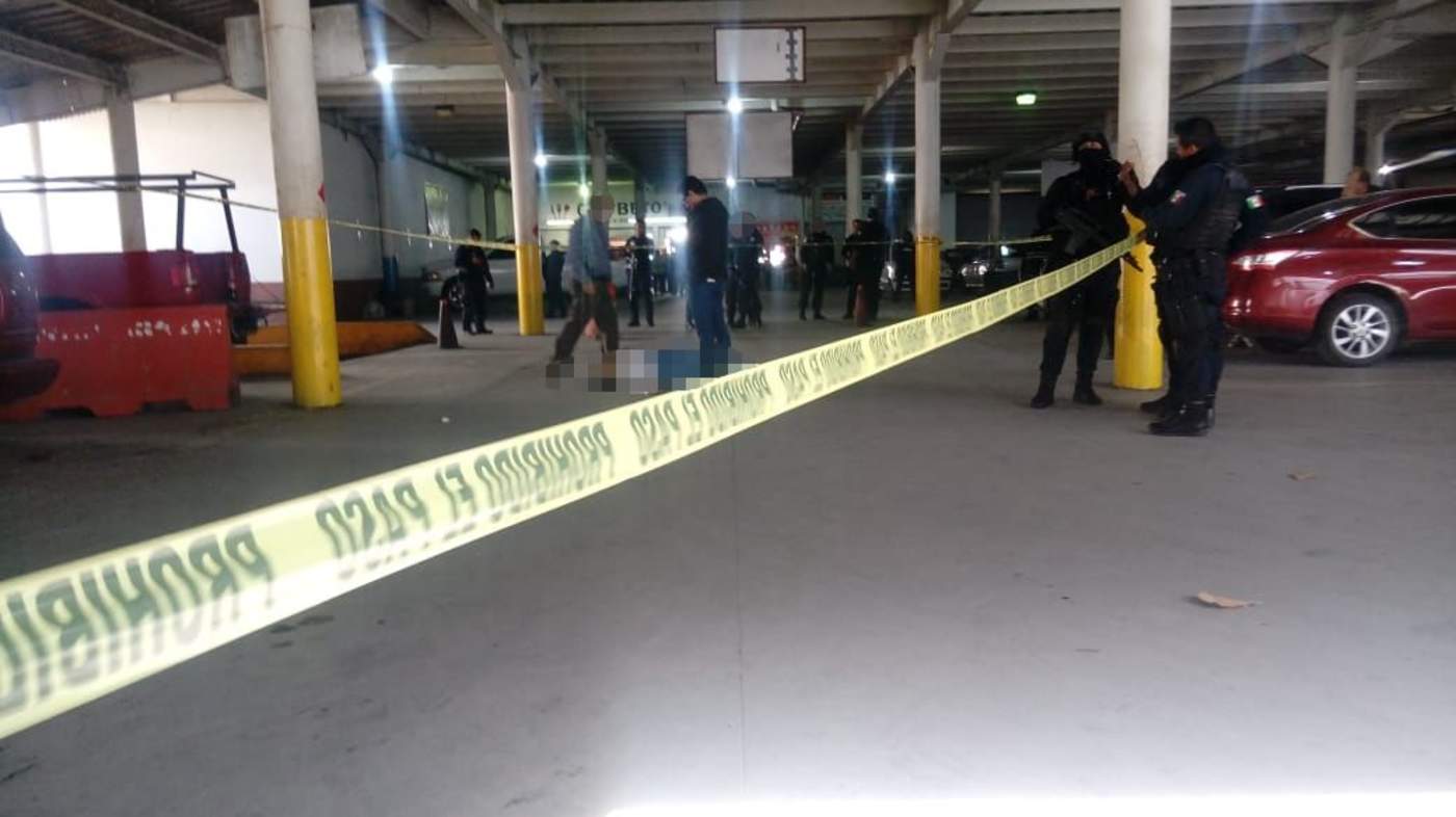 Asesinan a un hombre en el estacionamiento del Mercado Alianza. Noticias en tiempo real