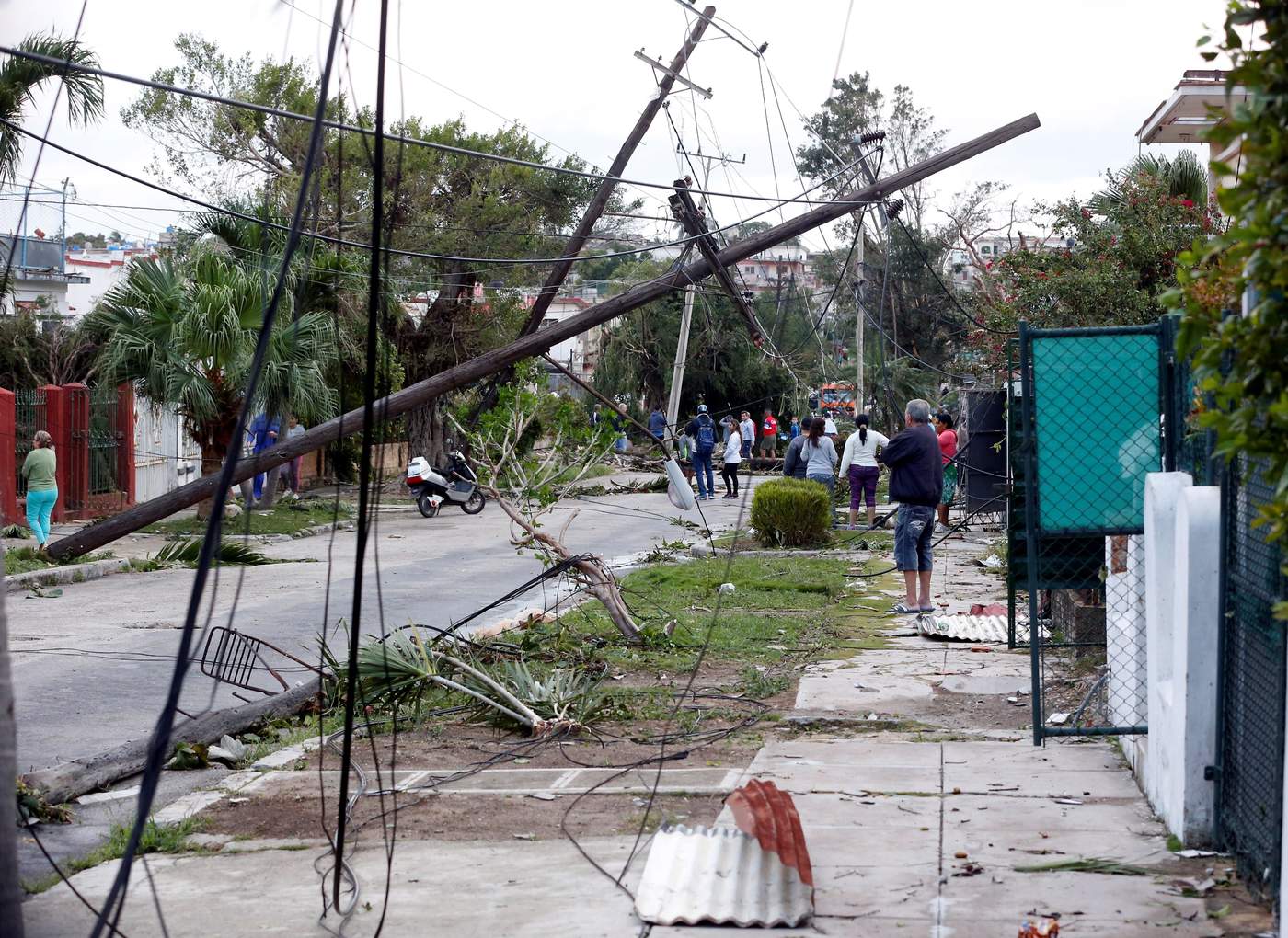 Díaz-Canel recorre zona devastada por tornado en La Habana. Noticias en tiempo real