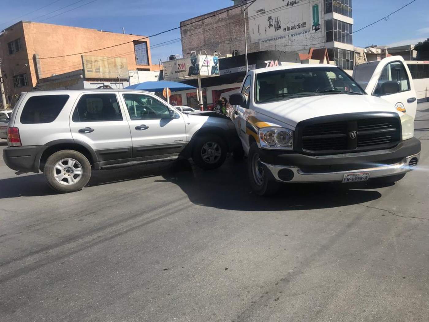 Se pasa la luz roja y provoca accidente en Torreón. Noticias en tiempo real