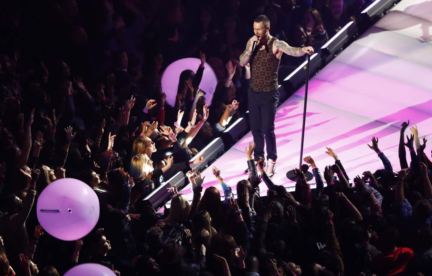 Maroon 5 cumple en su actuación del medio tiempo del Super Bowl. Noticias en tiempo real