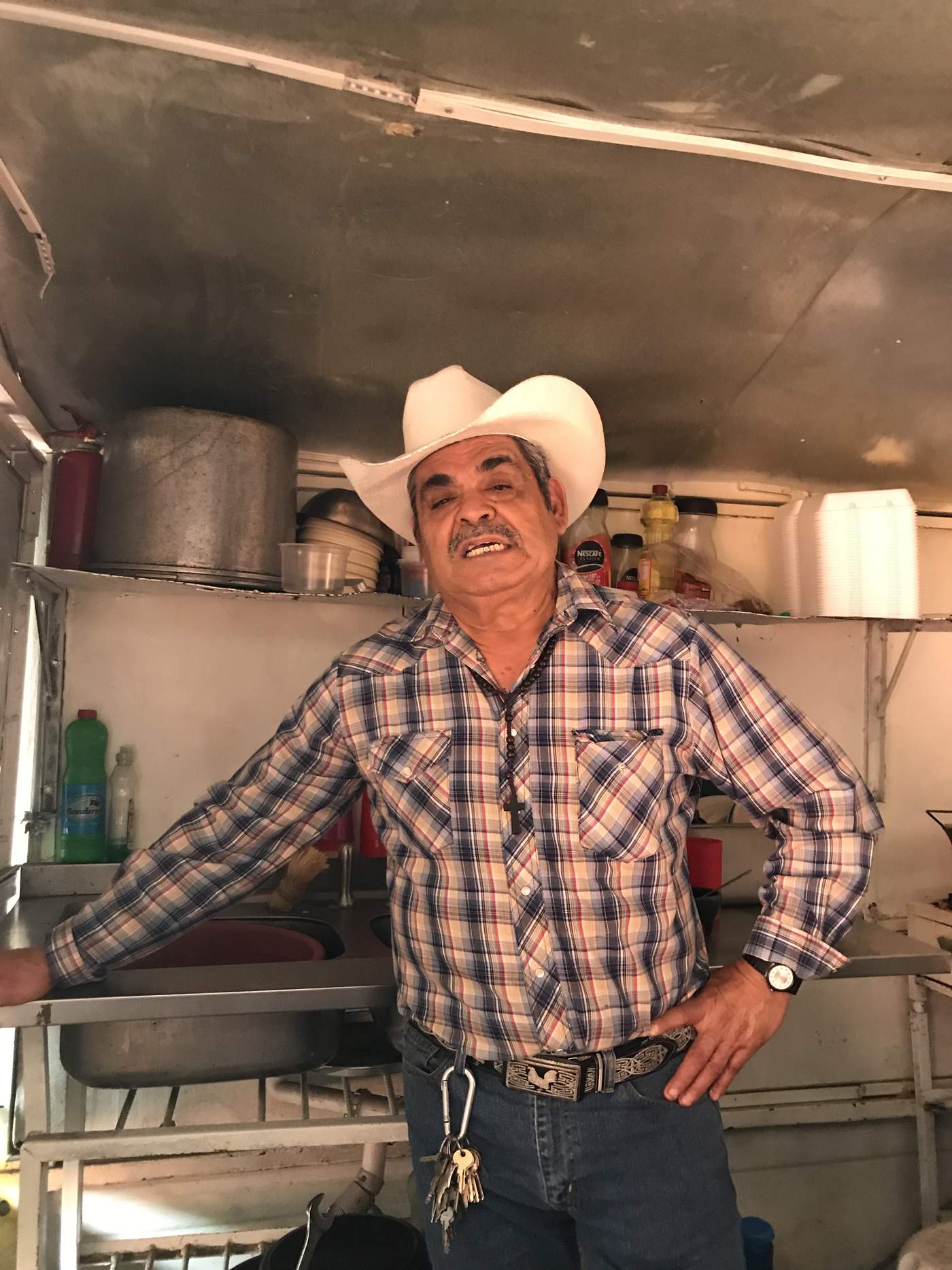 Anuncian desalojo a conocido restaurantero de su puesto. Noticias en tiempo real