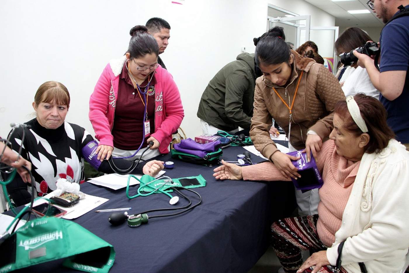 Realiza DIF Torreón brigada de salud para adultos y menores empacadores. Noticias en tiempo real