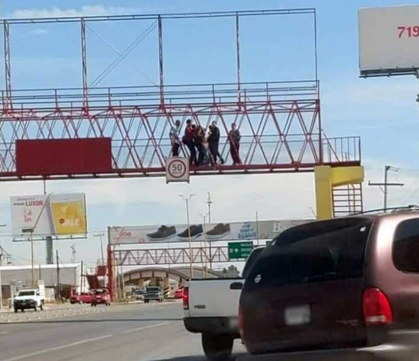 Hombre trató de lanzarse de un puente peatonal. Noticias en tiempo real