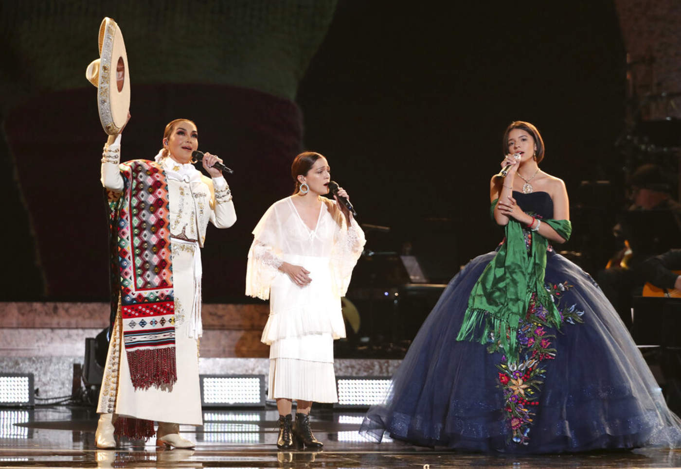 Aída Cuevas, Natalia Lafourcade y Ángela Aguilar brillan en los Grammy. Noticias en tiempo real