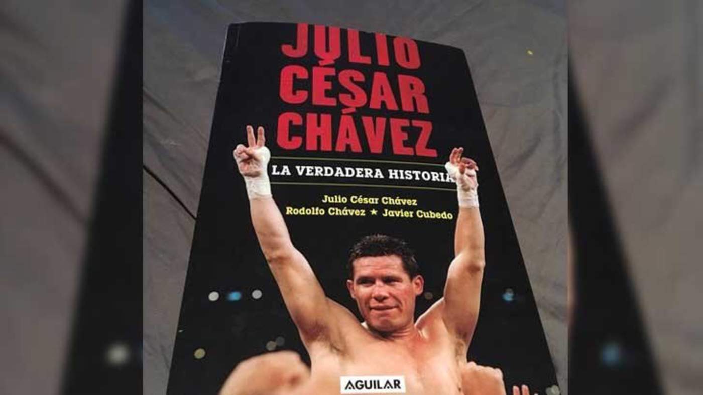 Julio César Chávez presenta su libro titulado La verdadera historia. Noticias en tiempo real