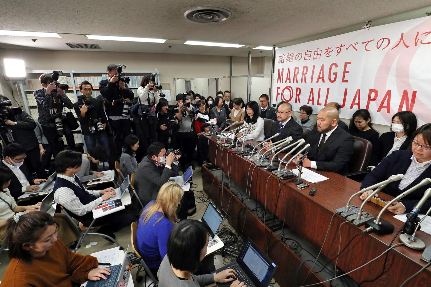 Parejas gay en Japón exigen mismos derechos matrimoniales. Noticias en tiempo real