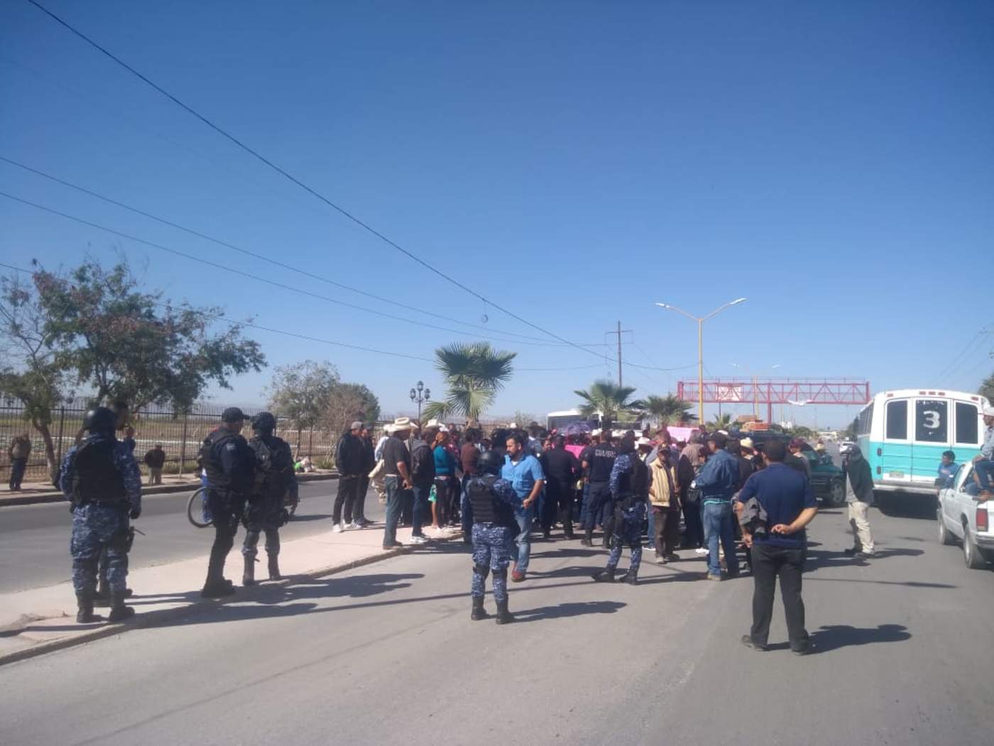 Campesinos bloquean carretera por inconformidades en módulo de riego. Noticias en tiempo real