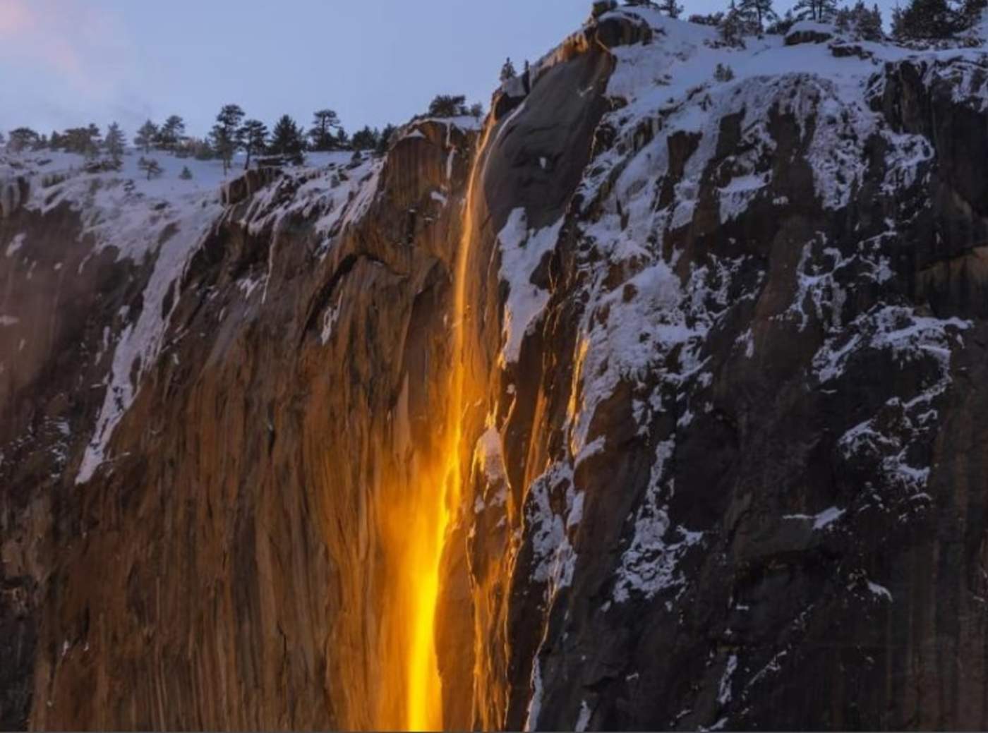 El increíble fenómeno de la cascada de fuego en el parque Yosemite. Noticias en tiempo real