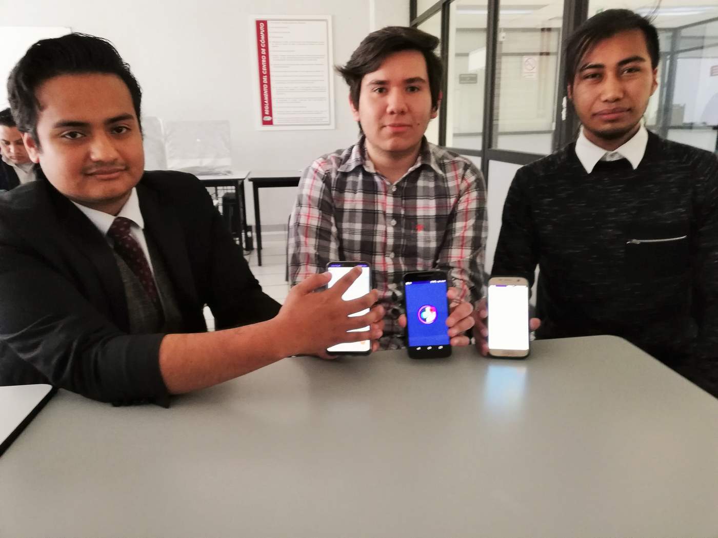 Desarrollan estudiantes una app para el transporte. Noticias en tiempo real