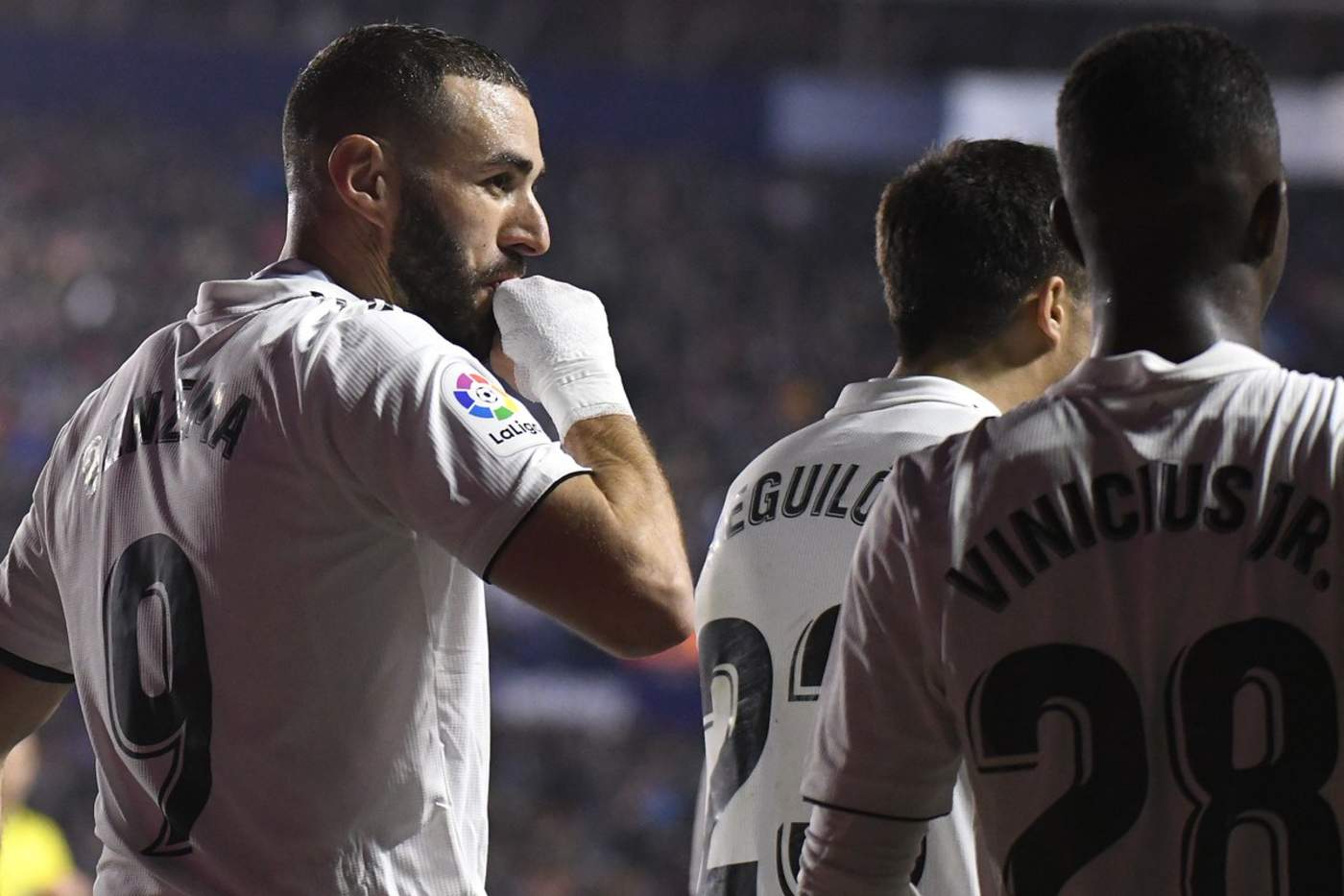 Real Madrid consigue polémica victoria ante Levante. Noticias en tiempo real