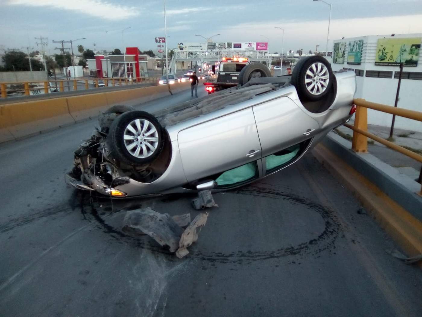 Vuelca vehículo sobre el puente Diana Laura en Torreón. Noticias en tiempo real