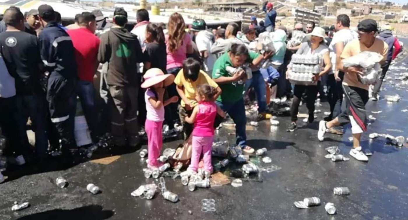 Rapiñan cerveza tras volcamiento de tráiler en Zacatecas. Noticias en tiempo real