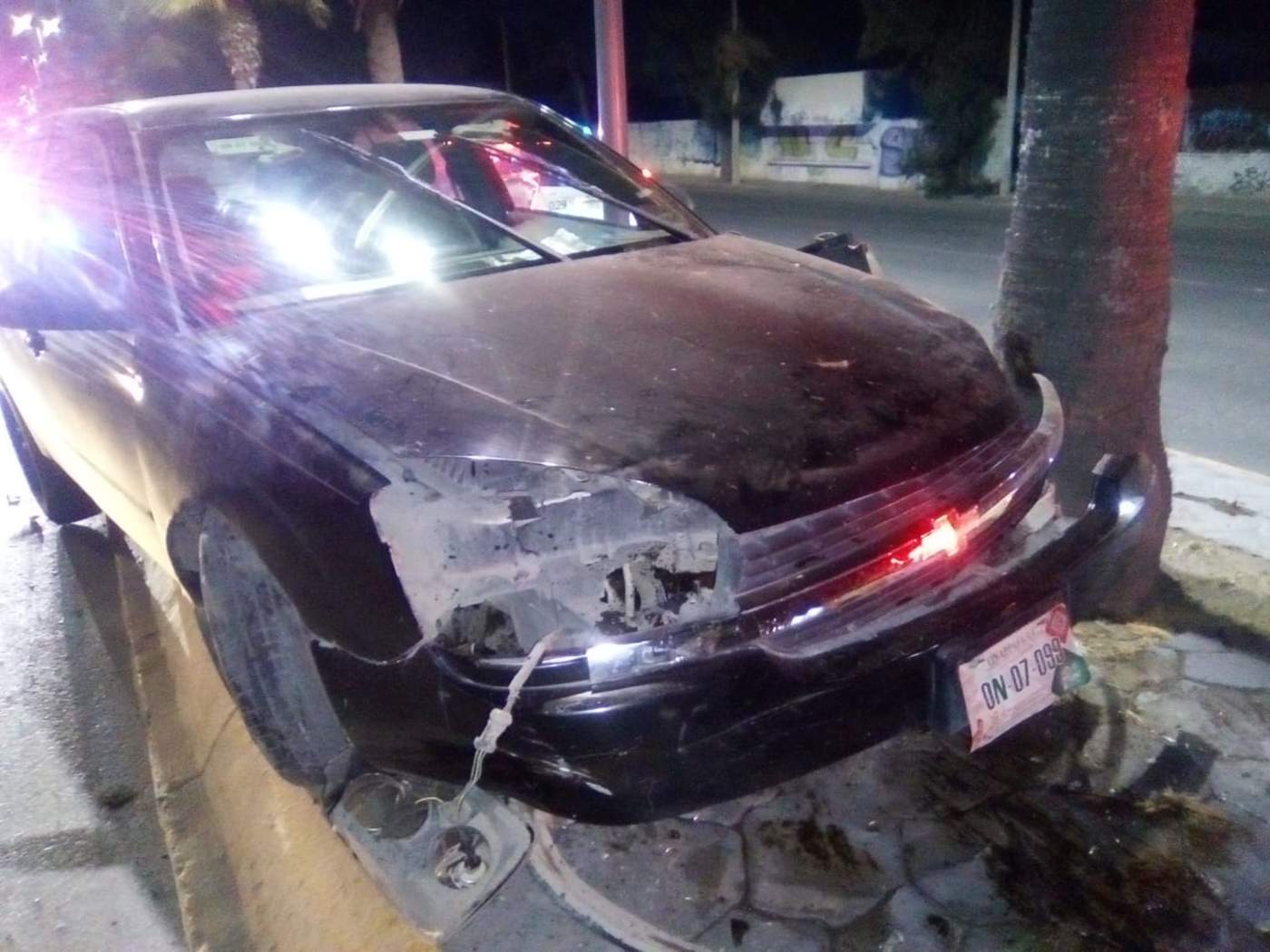 Abandona su vehículo tras chocar en Torreón. Noticias en tiempo real