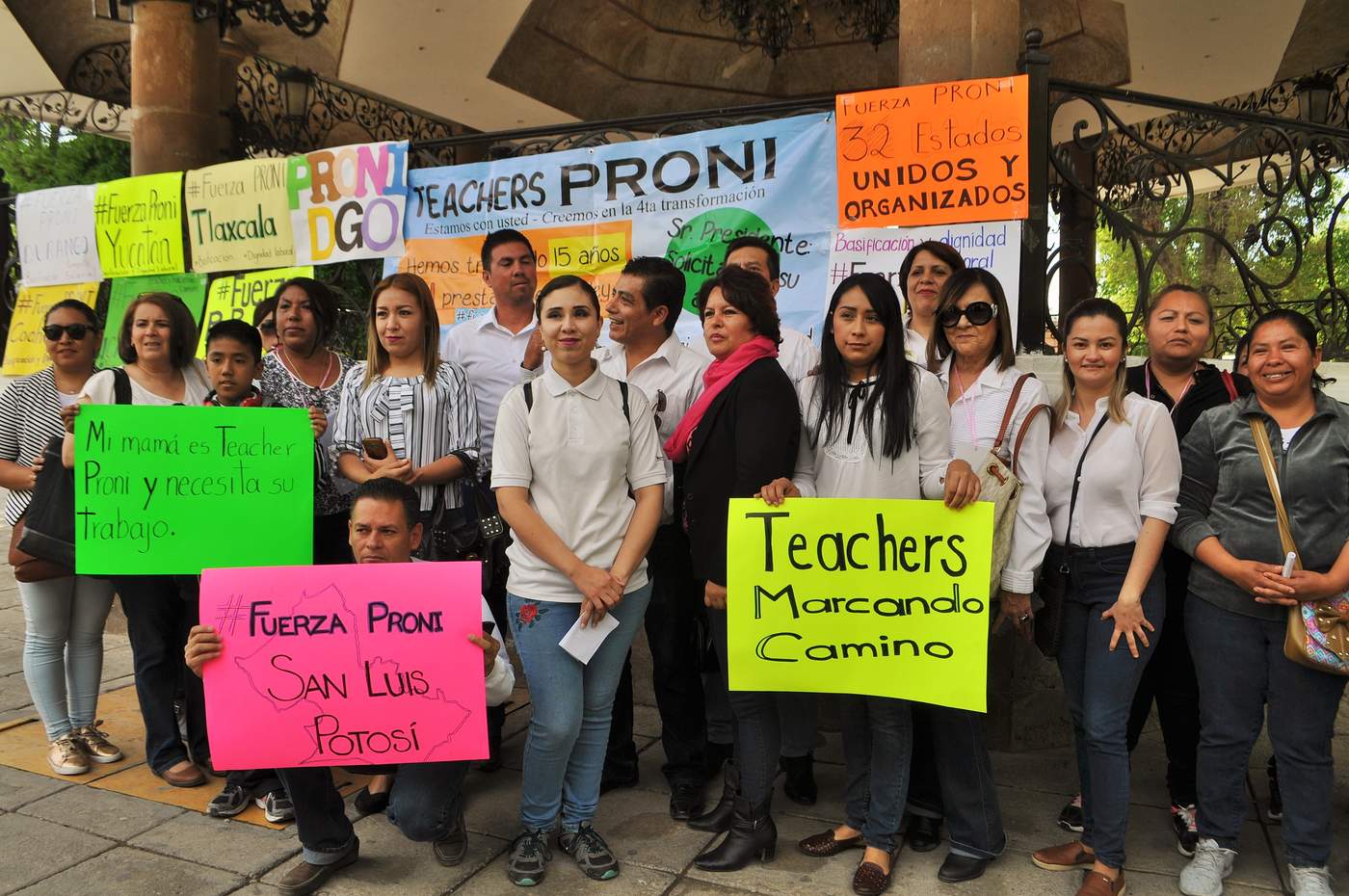 Protestan profesores de inglés; piden aumento de sueldo. Noticias en tiempo real
