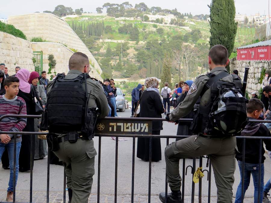 Policía israelí expulsa a musulmanes y cierra mezquita en Jerusalén. Noticias en tiempo real