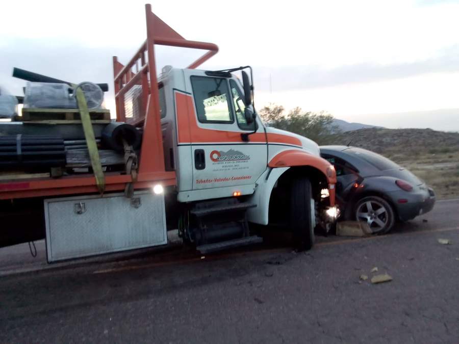 Chocan tractocamión y vehículo en la libre Durango-Gómez Palacio. Noticias en tiempo real