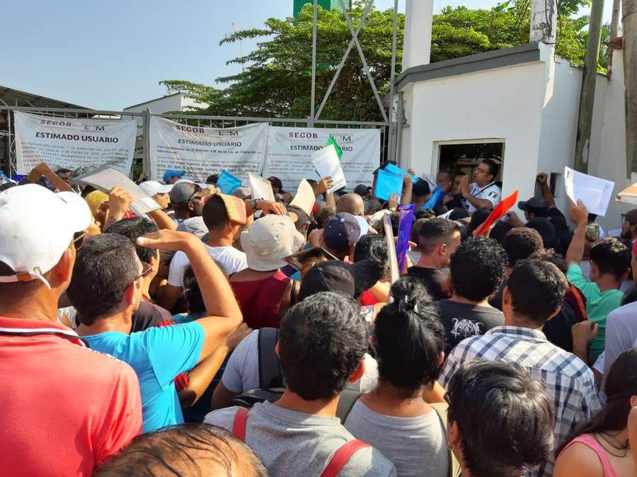 Trasladan a 72 cubanos a Veracruz tras trifulca en Chiapas. Noticias en tiempo real