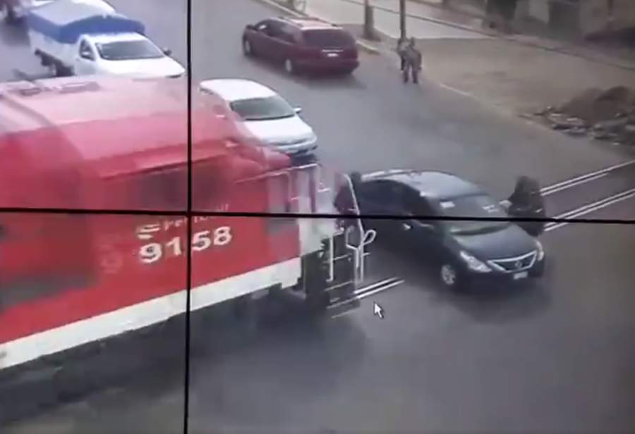 Tren y automóvil protagonizan estremecedor accidente en Xochimilco. Noticias en tiempo real