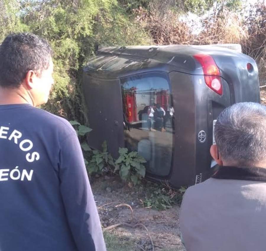 Vuelca vehículo y arrolla a un peatón en Torreón. Noticias en tiempo real