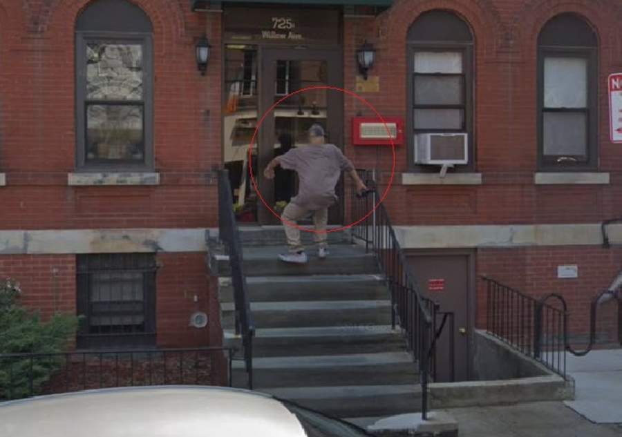 Captan a hombre cayendo de unas escaleras en Google Maps. Noticias en tiempo real