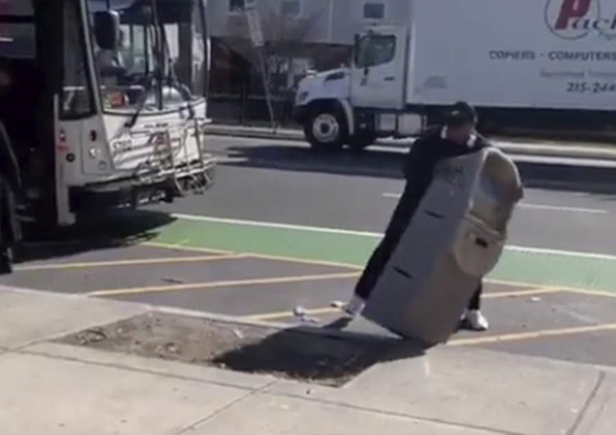 Ladrón intenta escapar con cajero automático en autobús. Noticias en tiempo real
