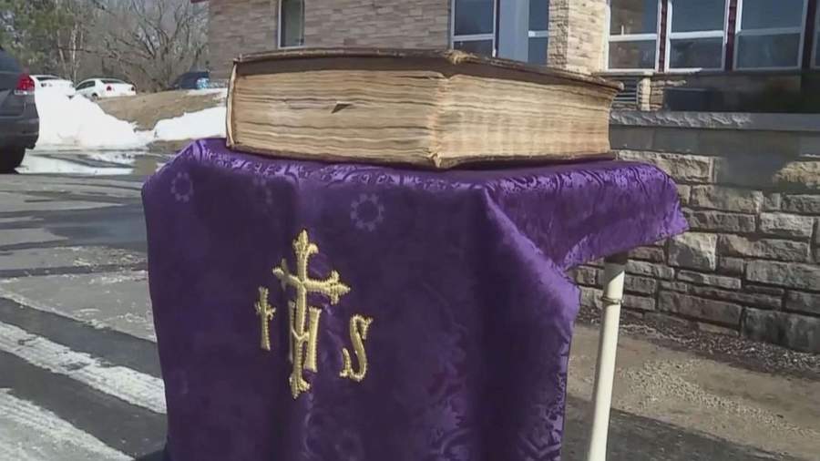 Biblia sobrevive a un segundo incendio en su iglesia. Noticias en tiempo real