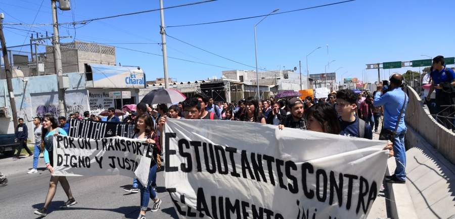 Se manifiestan en Torreón contra alza al transporte. Noticias en tiempo real