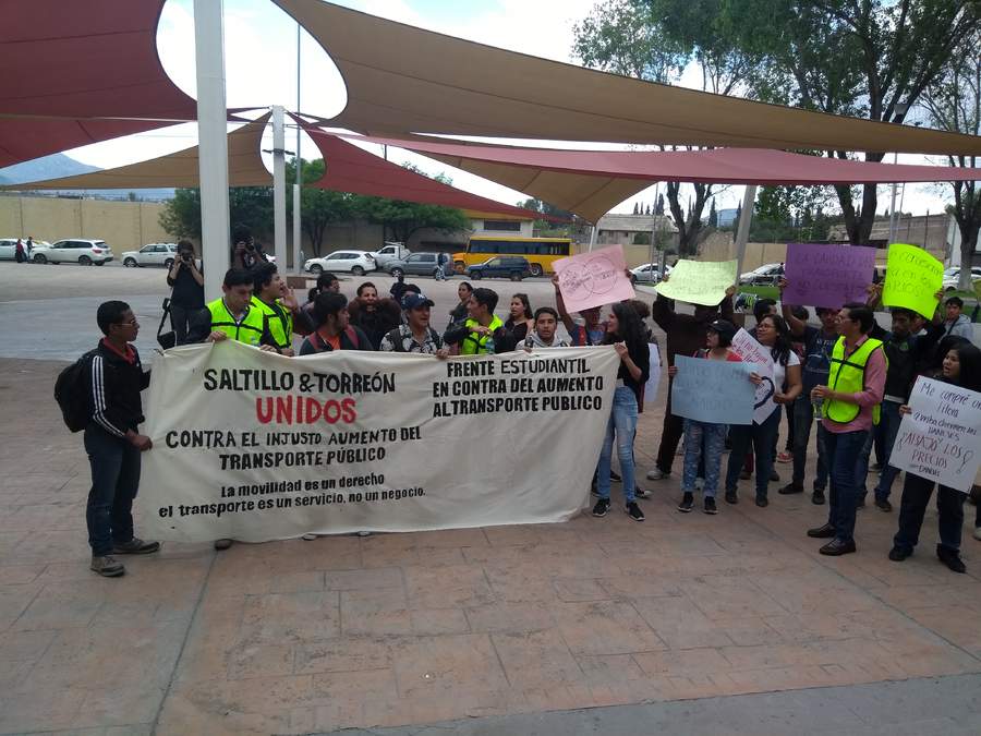 Se manifiestan estudiantes contra incremento de tarifas de transporte en Saltillo. Noticias en tiempo real