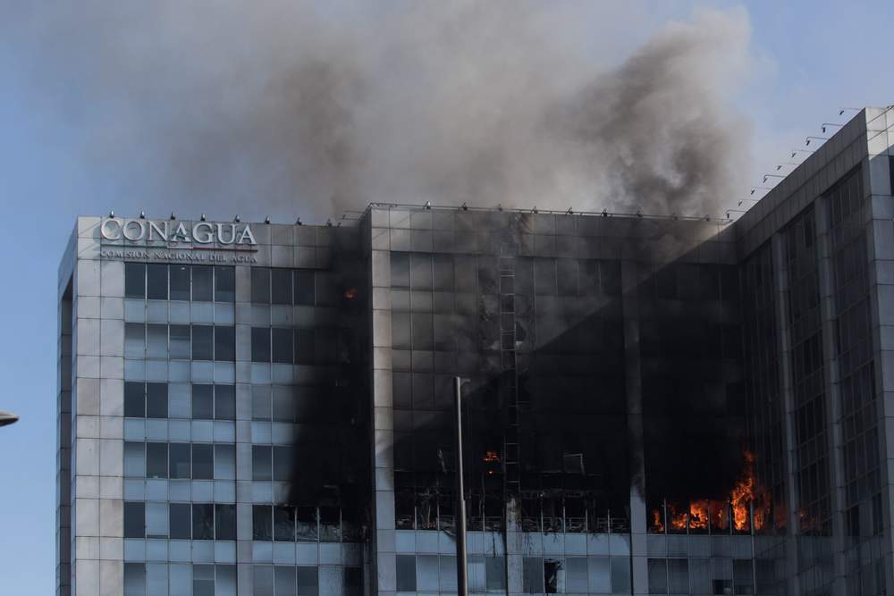 Incendio en edificio de Conagua dejó sólo daños materiales: Semarnat. Noticias en tiempo real