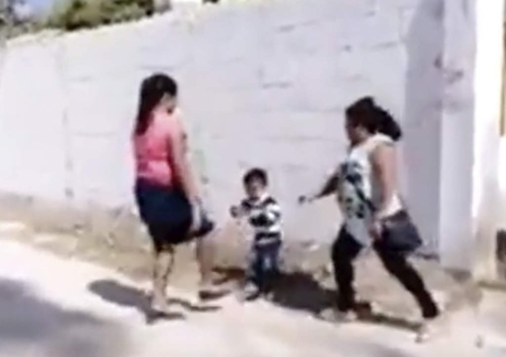 Mujer patea a niño durante pelea. Noticias en tiempo real
