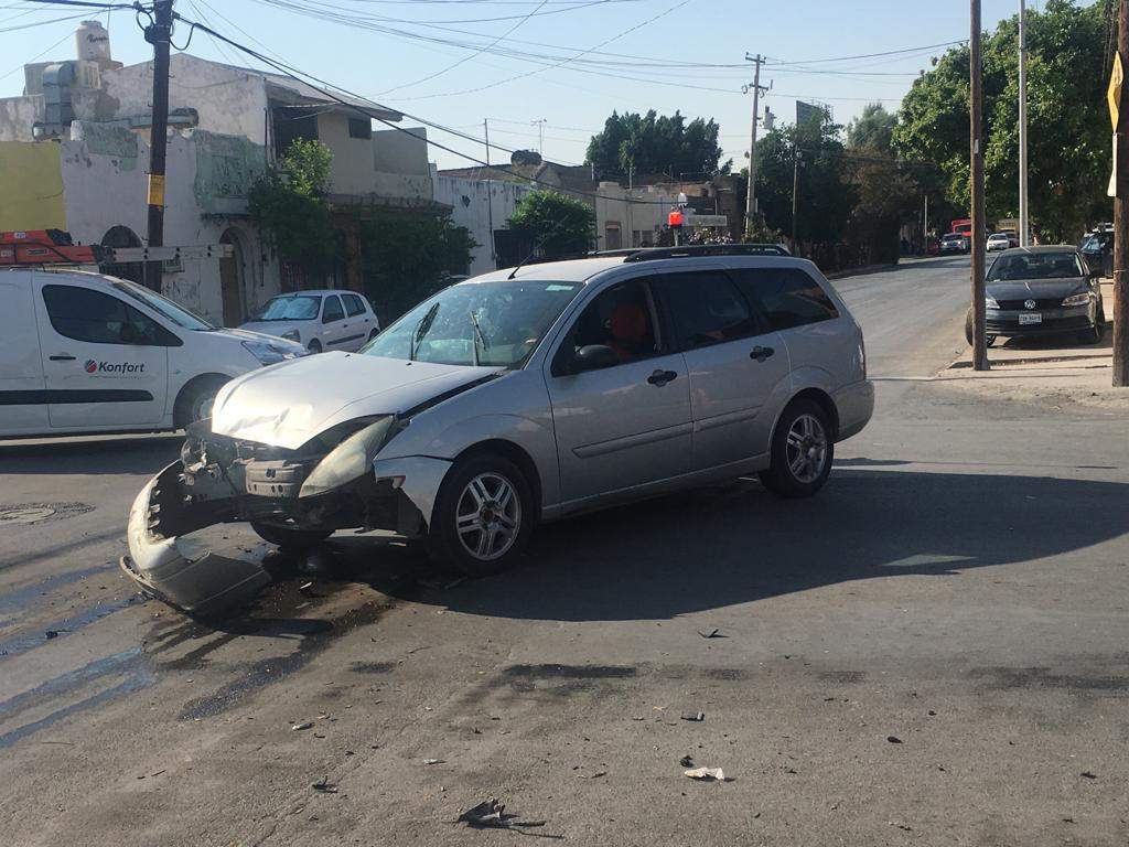 Choque deja dos lesionados en zona Centro de Torreón. Noticias en tiempo real