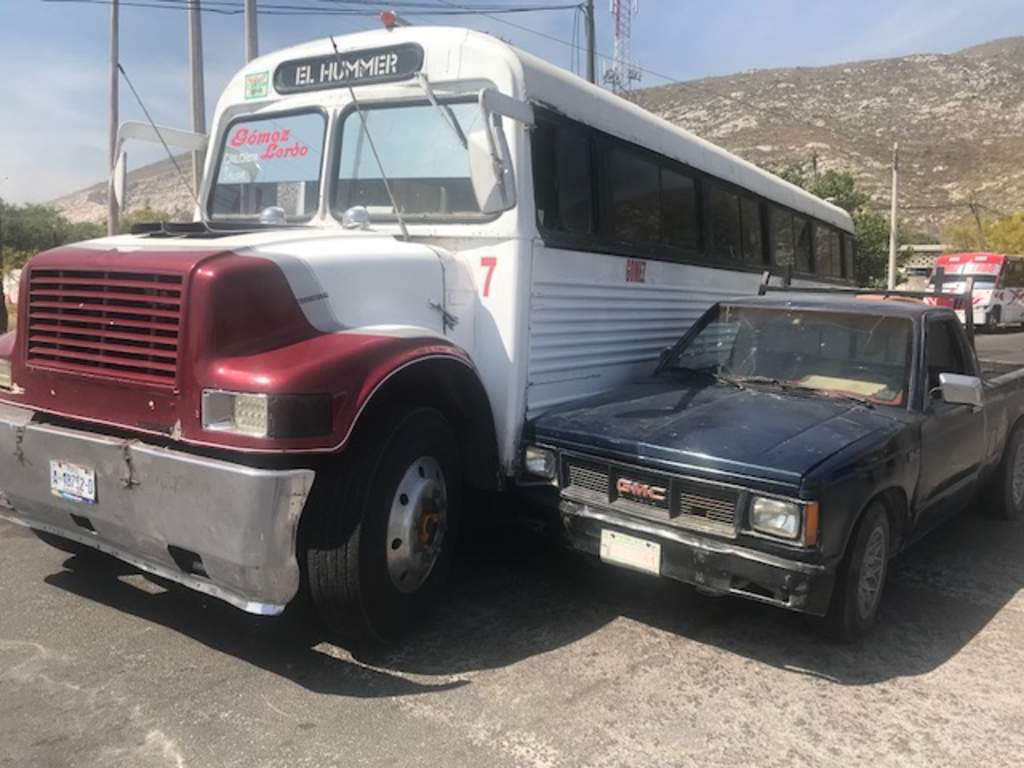 Autobús de pasajeros y camioneta chocan en libramiento de Lerdo. Noticias en tiempo real