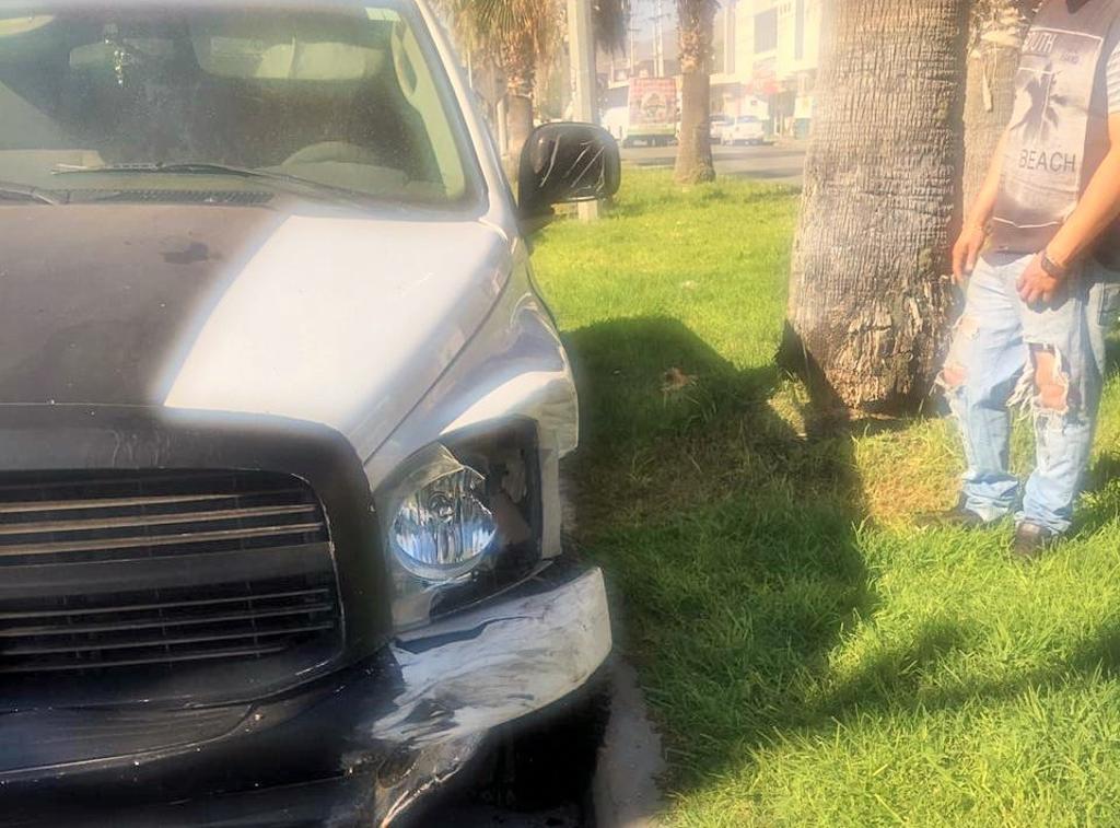 Camioneta choca contra palma en Torreón; hay dos lesionados. Noticias en tiempo real