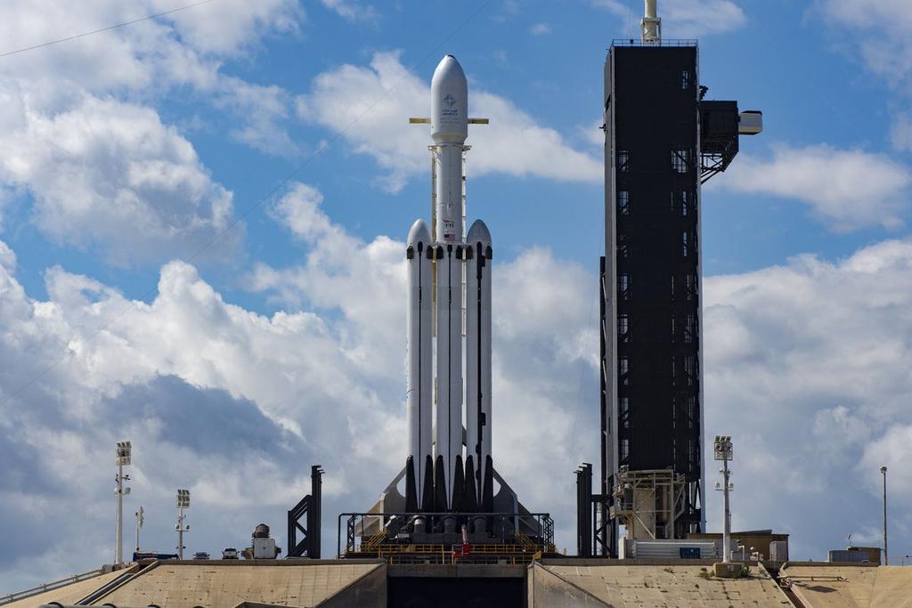 SpaceX lanza su cohete Falcon Heavy; pone en órbita satélite árabe. Noticias en tiempo real