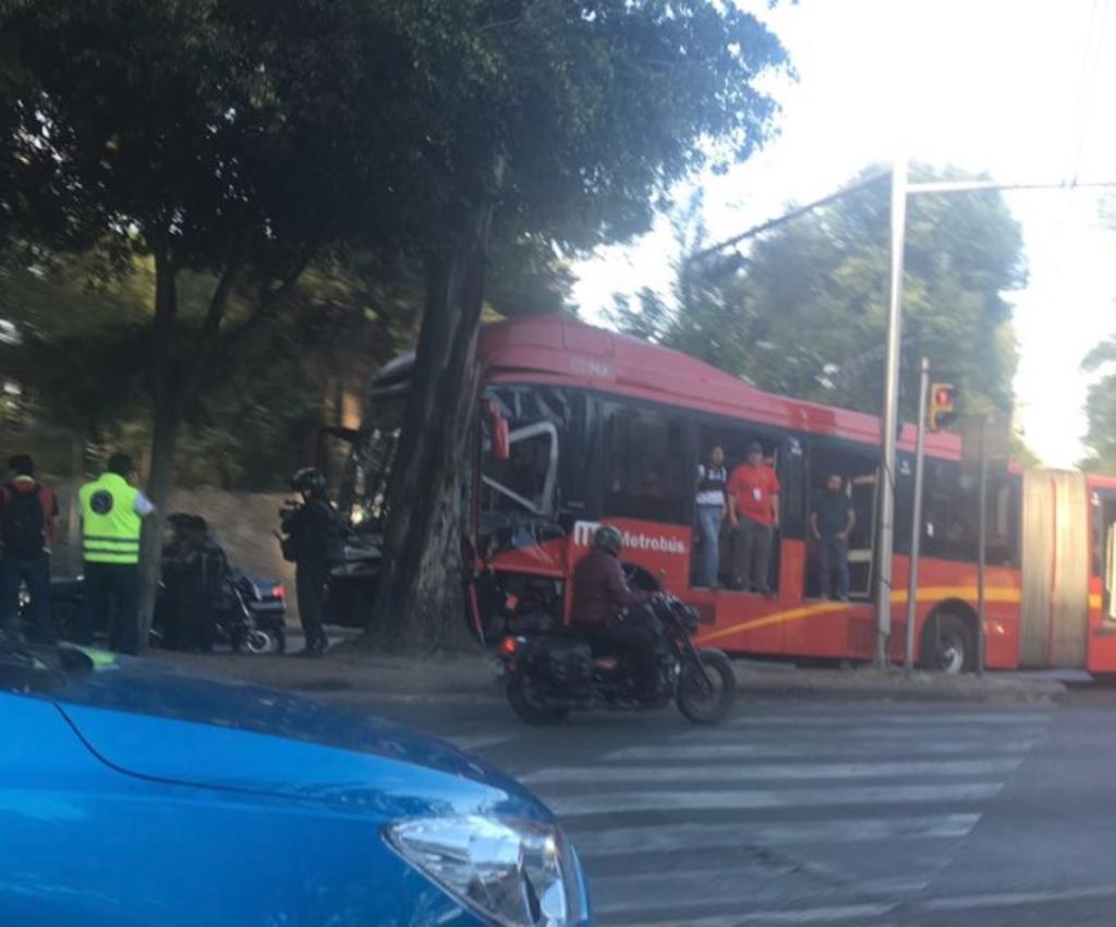 Metrobús choca contra árbol en Insurgentes; hay 16 heridos. Noticias en tiempo real