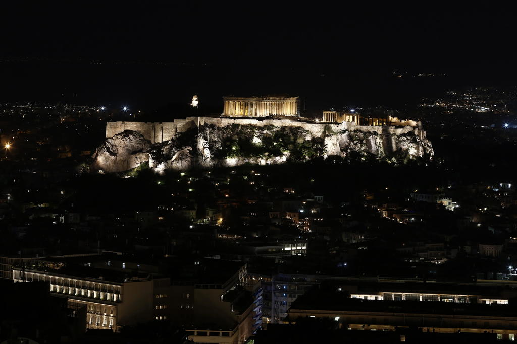 Relámpago cae en la Acrópolis de Atenas y deja 4 lesionados. Noticias en tiempo real
