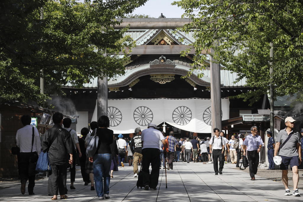 Parlamentarios japoneses visitan polémico santuario de Yasukuni. Noticias en tiempo real