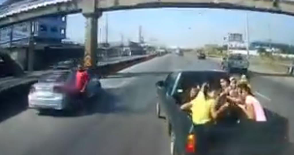 Mujeres salen volando de pick up al impactarse con otro vehículo. Noticias en tiempo real