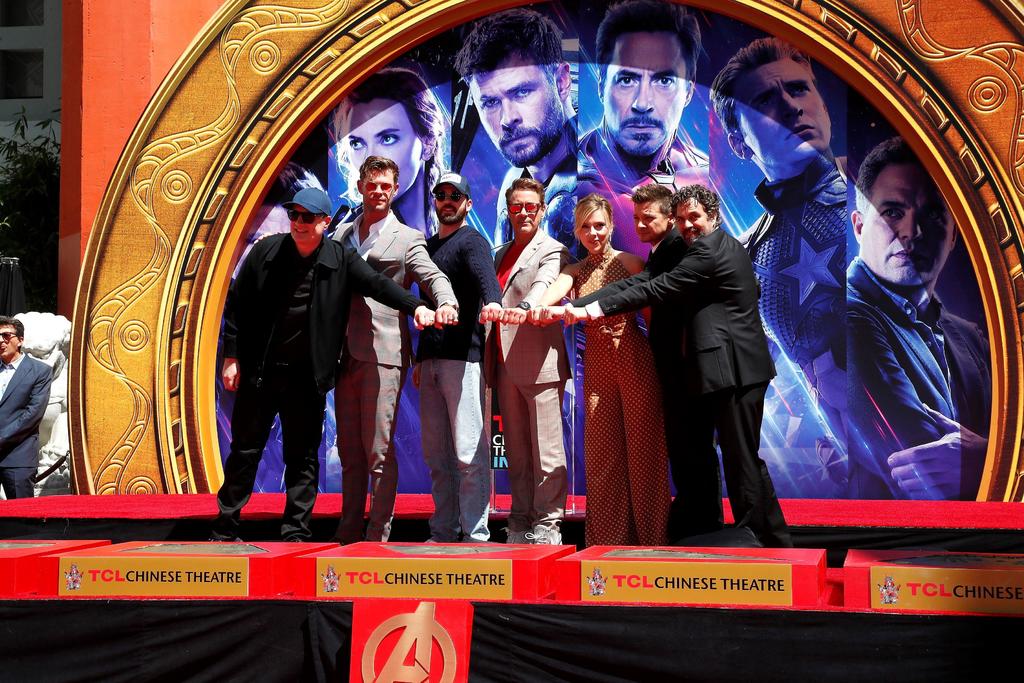 Actores de Avengers dejan sus huellas en el Paseo de la Fama. Noticias en tiempo real