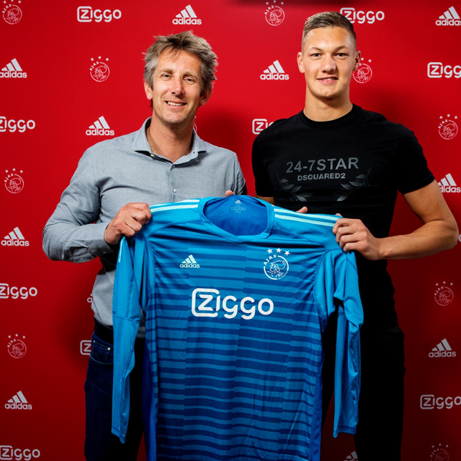 Ajax presenta a su nuevo portero haciendo planas. Noticias en tiempo real