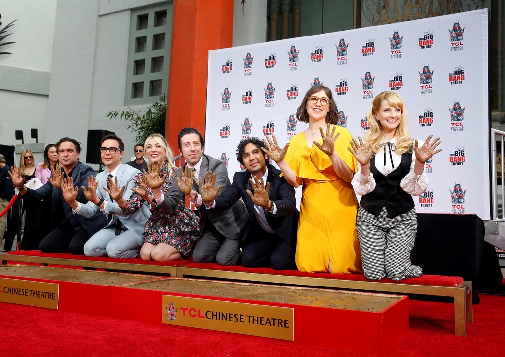 Estrellas de The Big Bang Theory inmortalizan sus huellas en Hollywood. Noticias en tiempo real